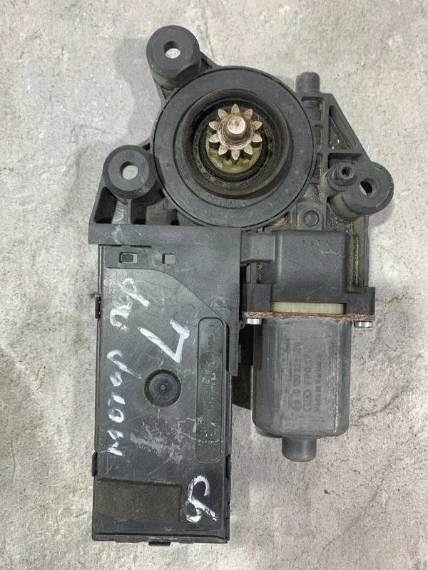 Мотор стеклоподъемника Renault Fluence 2008-2015 807310699R 1, передний левый