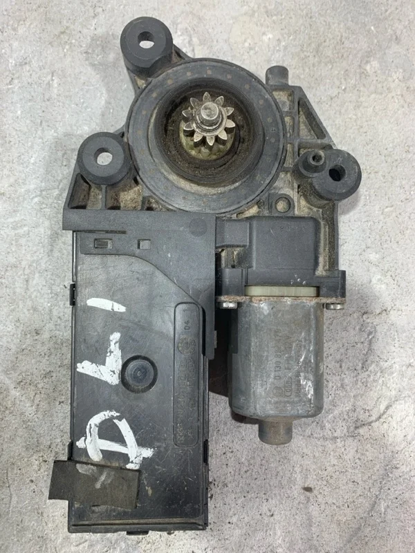 Мотор стеклоподъемника Renault Fluence 2008-2015 807310699R 1, передний левый