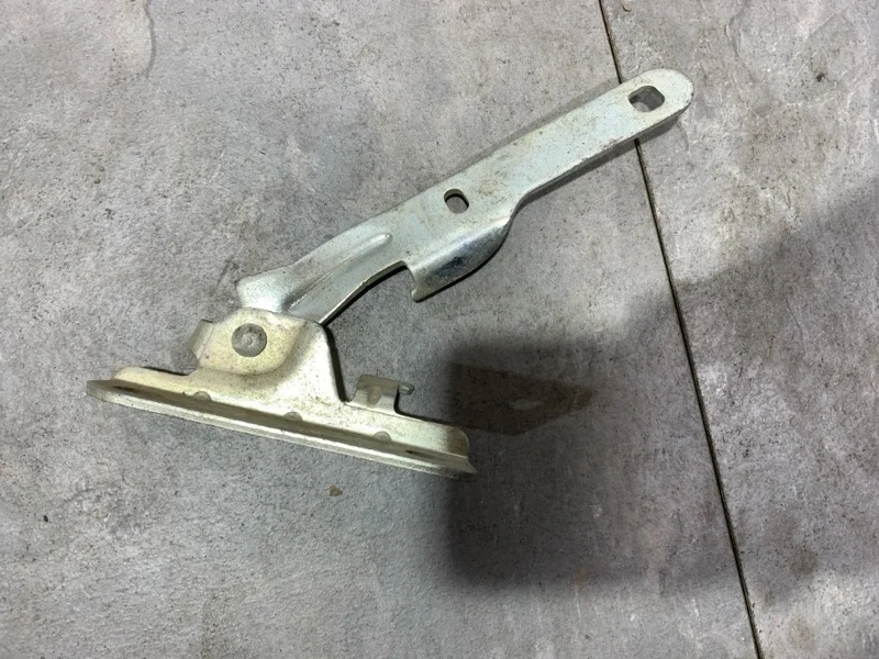 Петля капота Renault Logan 2004-2014 8200916804 1, левая