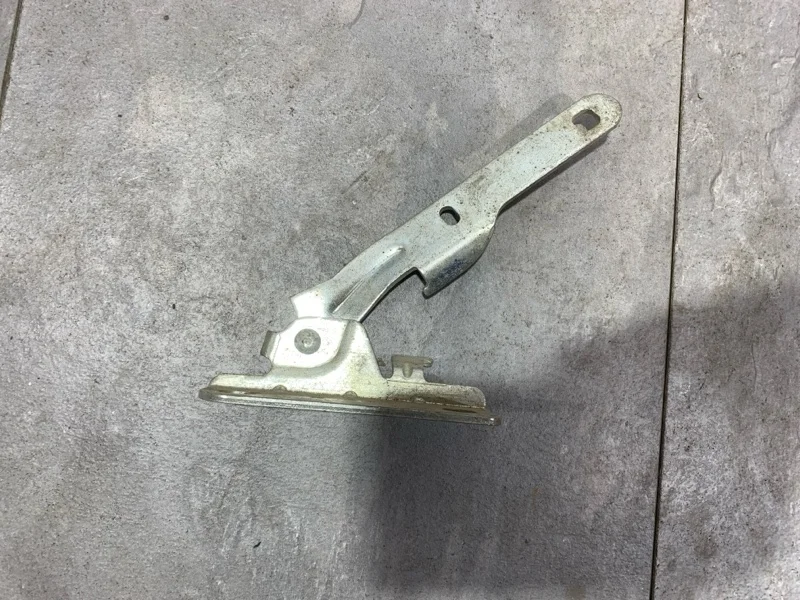 Петля капота Renault Logan 2004-2014 8200916804 1, левая