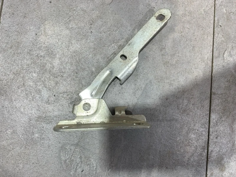 Петля капота Renault Logan 2004-2014 8200916804 1, левая