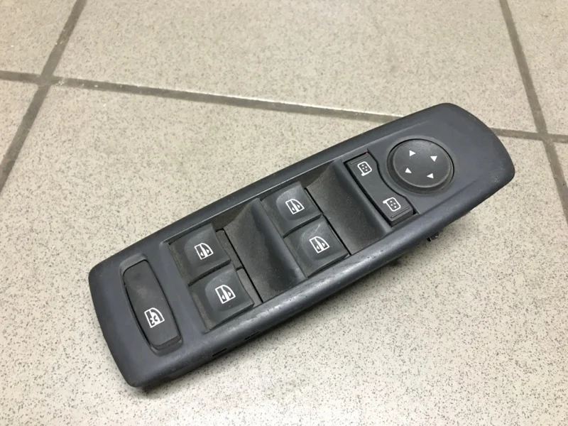 Блок управления стеклоподъемниками Renault Megane 2008-2015 809610007R 3