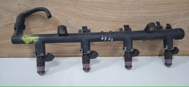 Топливная рампа Renault Megane 2002-2006 8200135504 2