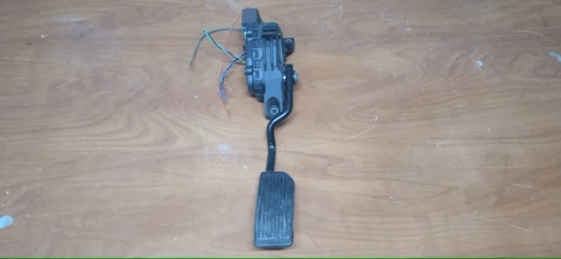 Педаль газа Nissan Primera 2001-2008 18002AU400 P12