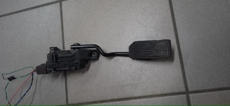 Педаль газа Nissan Primera 2001-2008 18002AU400 P12