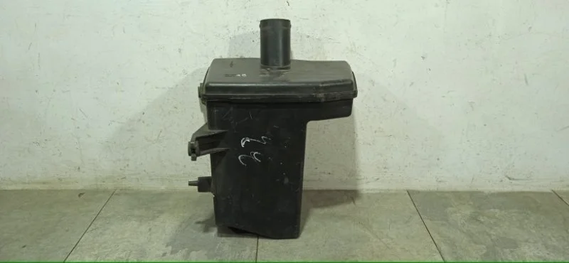 Резонатор воздушного фильтра Nissan Primera 2001-2008 16585AU000 P12