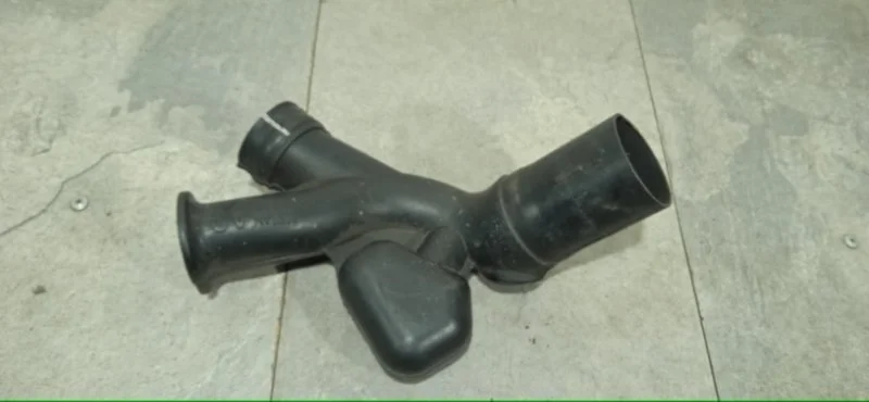 Патрубок воздушного фильтра Nissan Primera 2001-2008 16554AU000 P12
