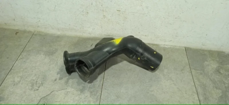 Патрубок воздушного фильтра Nissan Primera 2001-2008 16554AU000 P12