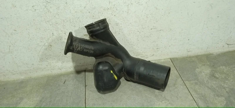 Патрубок воздушного фильтра Nissan Primera 2001-2008 16554AU000 P12