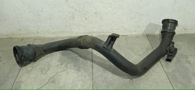 Патрубок интеркулера Renault Megane 2012 8200981498 УНИВЕРСАЛ K9K 837