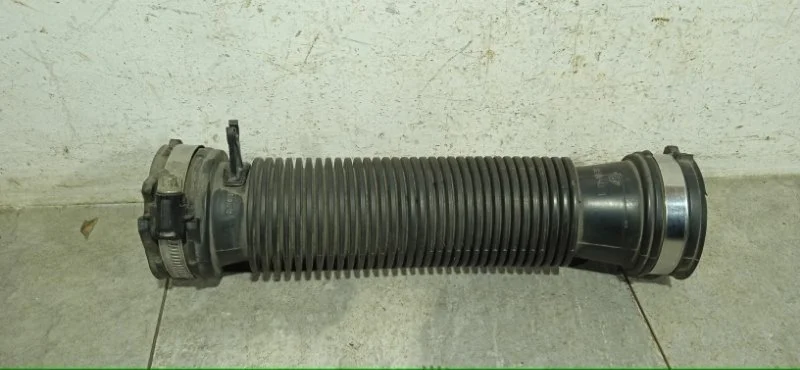 Патрубок воздушного фильтра Renault Megane 2012 8200645982 УНИВЕРСАЛ K9K 837