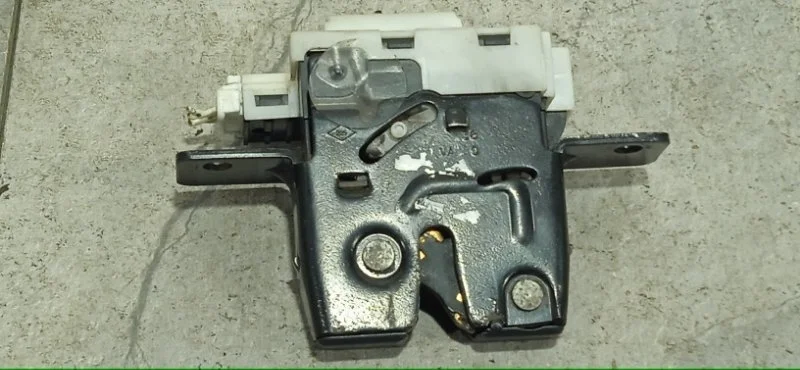Замок багажника Renault Megane 2002-2010 8200076240 2