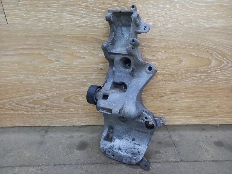 Кронштеин генератора Renault Logan 2013-2021 8200941114 2