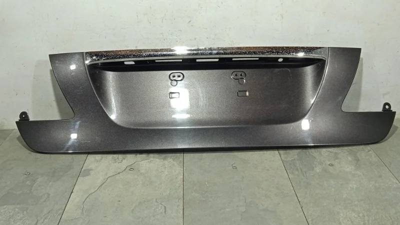 Накладка крышки багажника Lexus Ls 2006-2017 7680150040 UVF45, задняя
