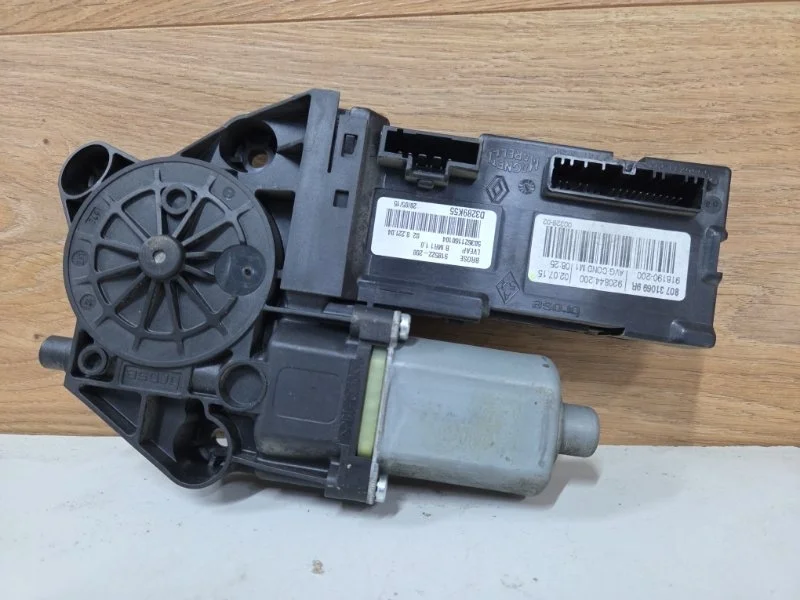 Мотор стеклоподъемника Renault Fluence 2015 807310699R, передний левый