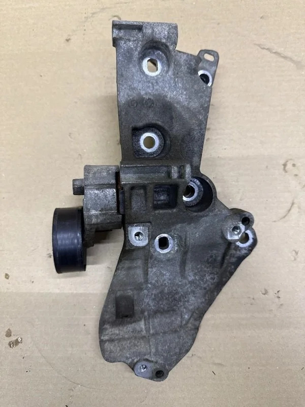 Кронштейн генератора Renault Fluence 2015 8200669494