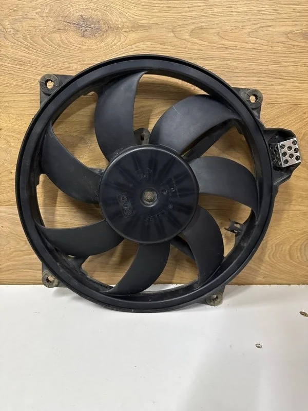 Вентилятор охлаждения радиатора Renault Fluence 2015 214819037R