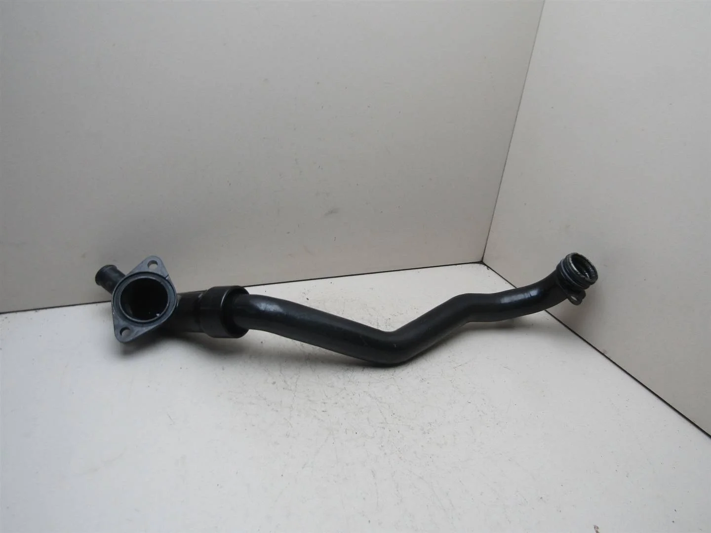 Фланец двигателя системы охлаждения Ford Kuga 2012-2019  [1367589]  2.0 TXMA в Вологде