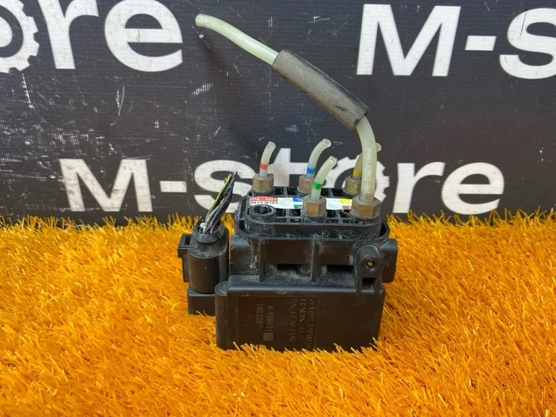 Блок клапанов пневмоподвески Mercedes-Benz C-Class 2014 A0993200058 W205 274.920