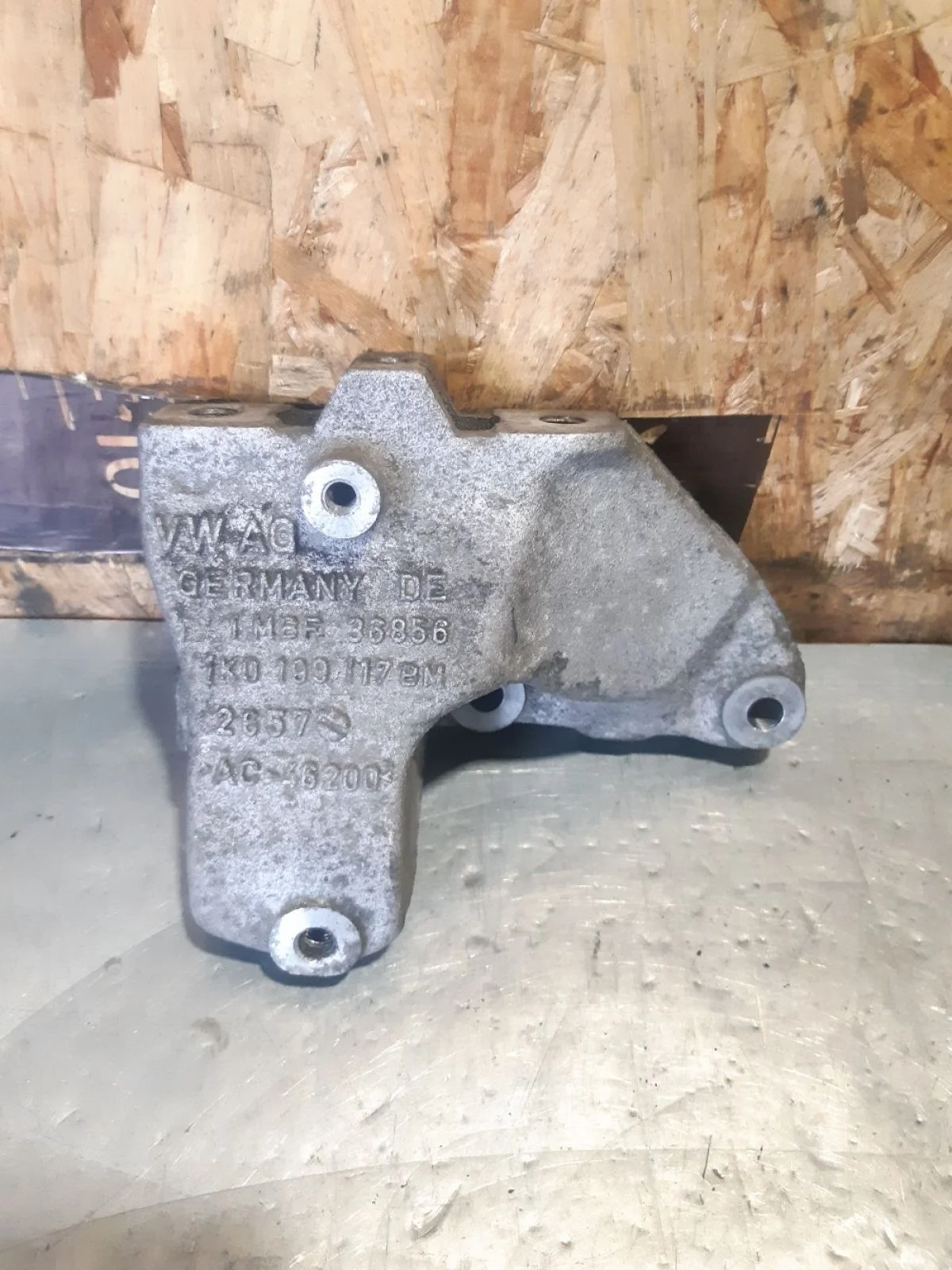 Кронштейн КПП левый Skoda Octavia II рестайлинг (2008—2013) 2010 1Z/F9R