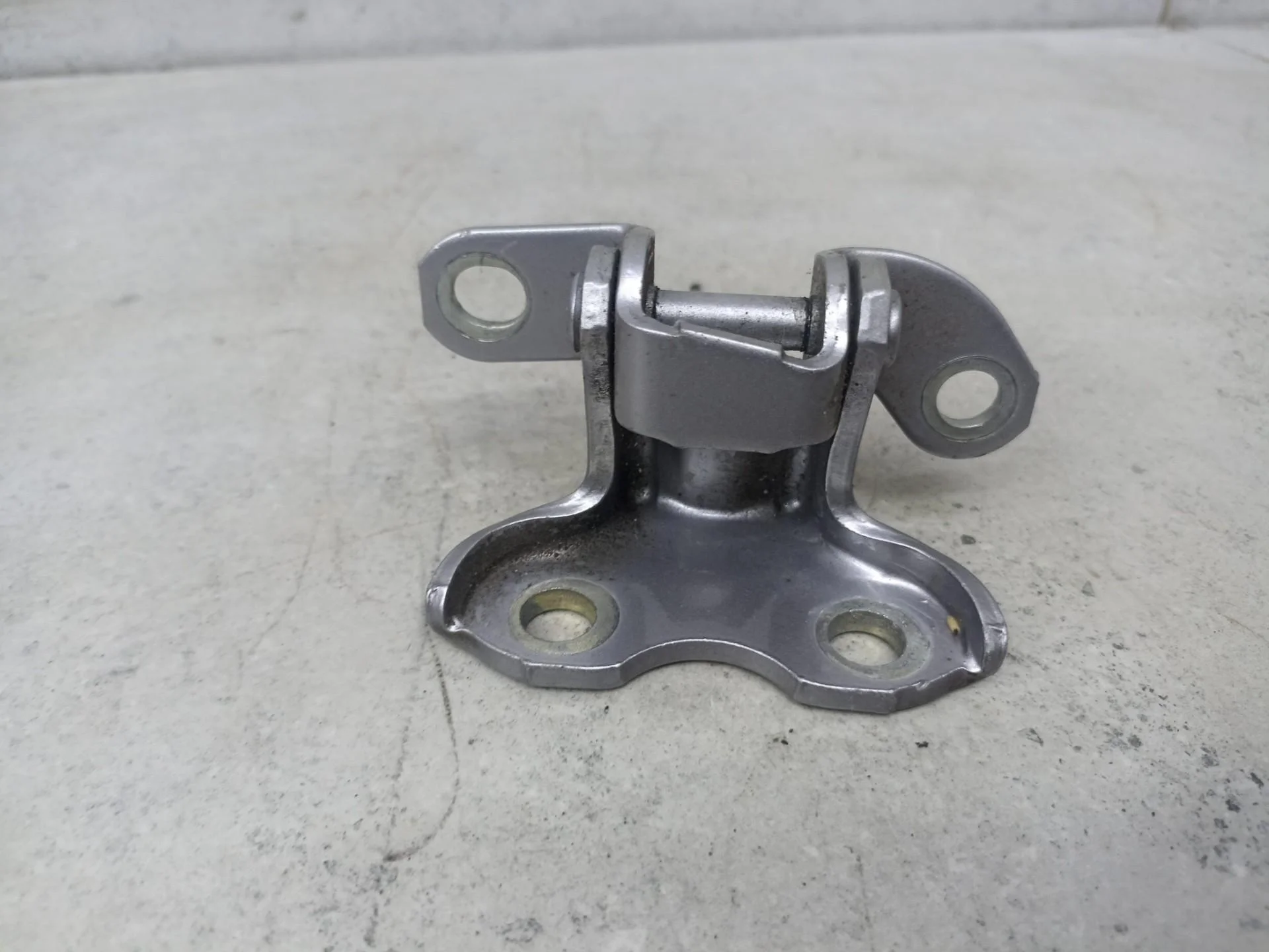 Петля двери задней правой Toyota C-HR 6877052031
