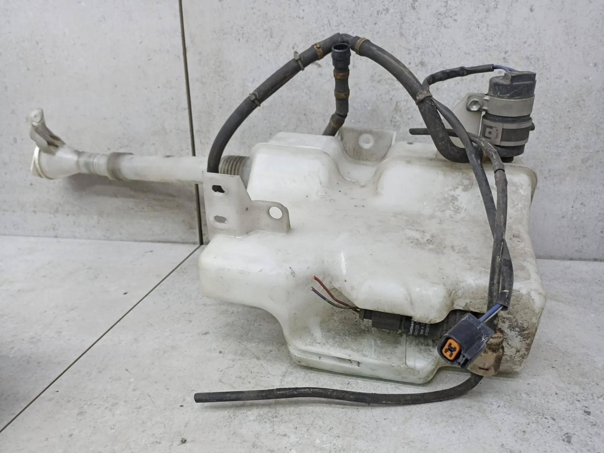 Бачок омывателя передний Mitsubishi Outlander