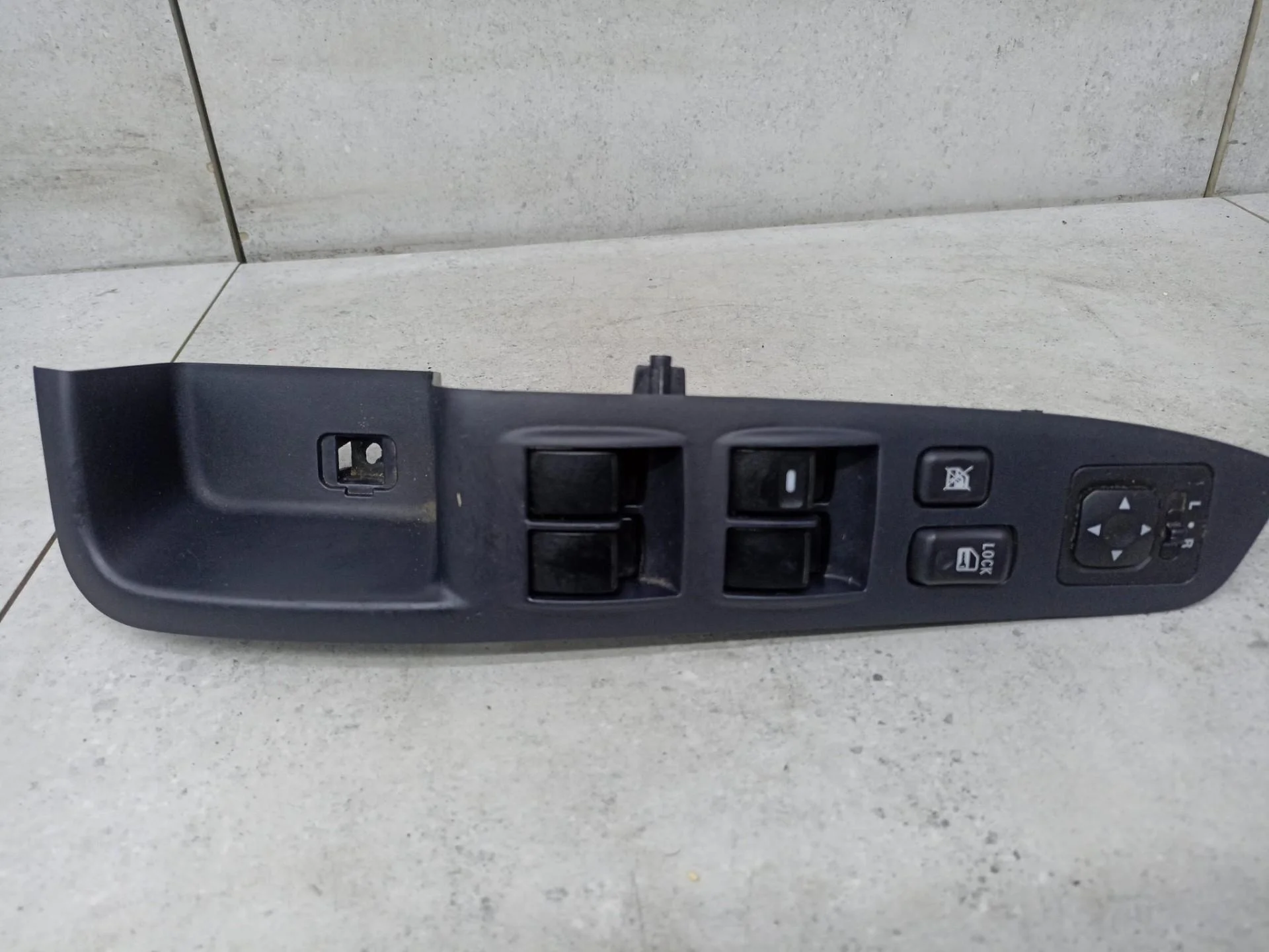 Блок управления стеклоподъемниками передней левой