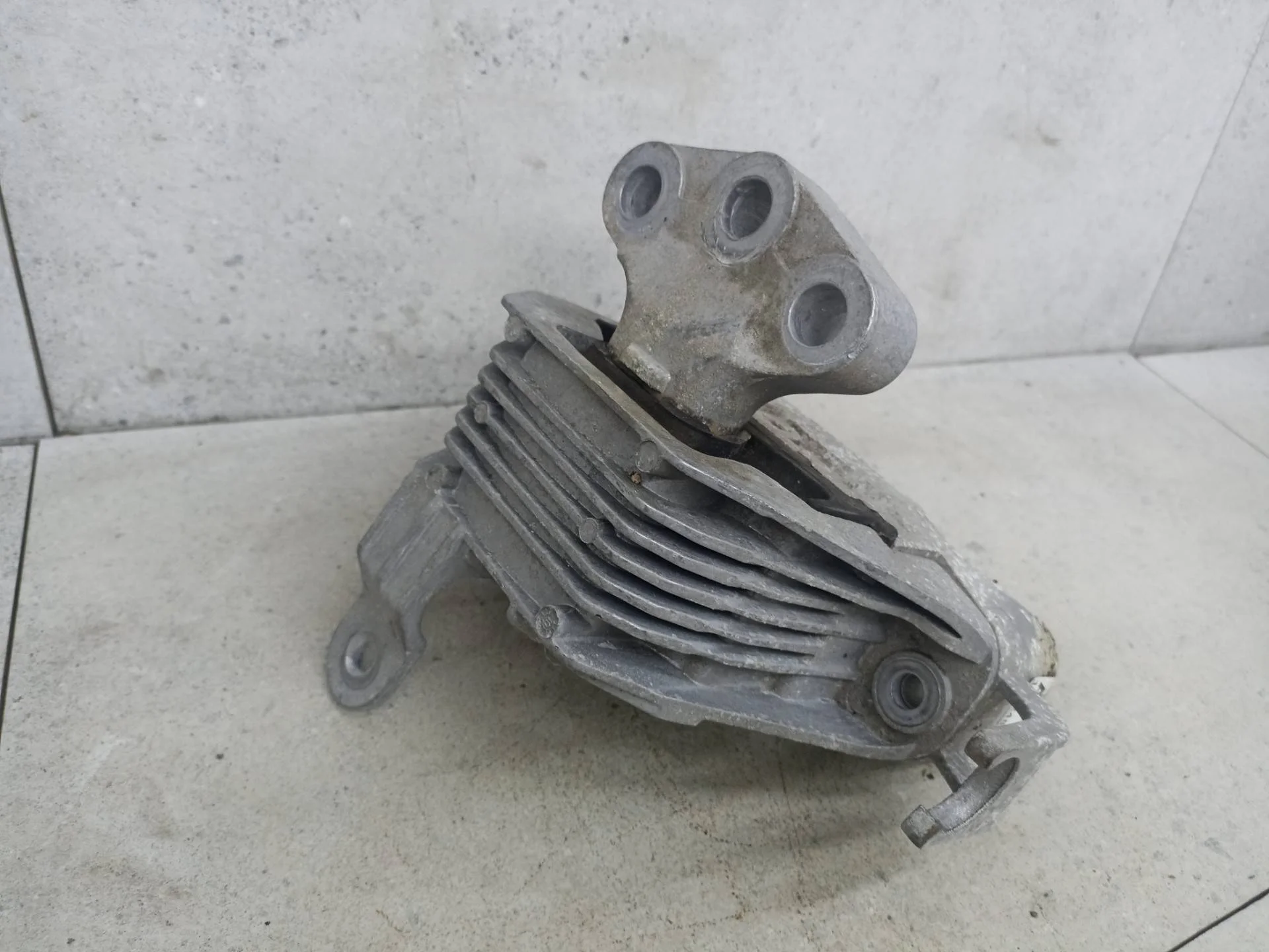 Подушка крепления двигателя правая Chevrolet Cruze