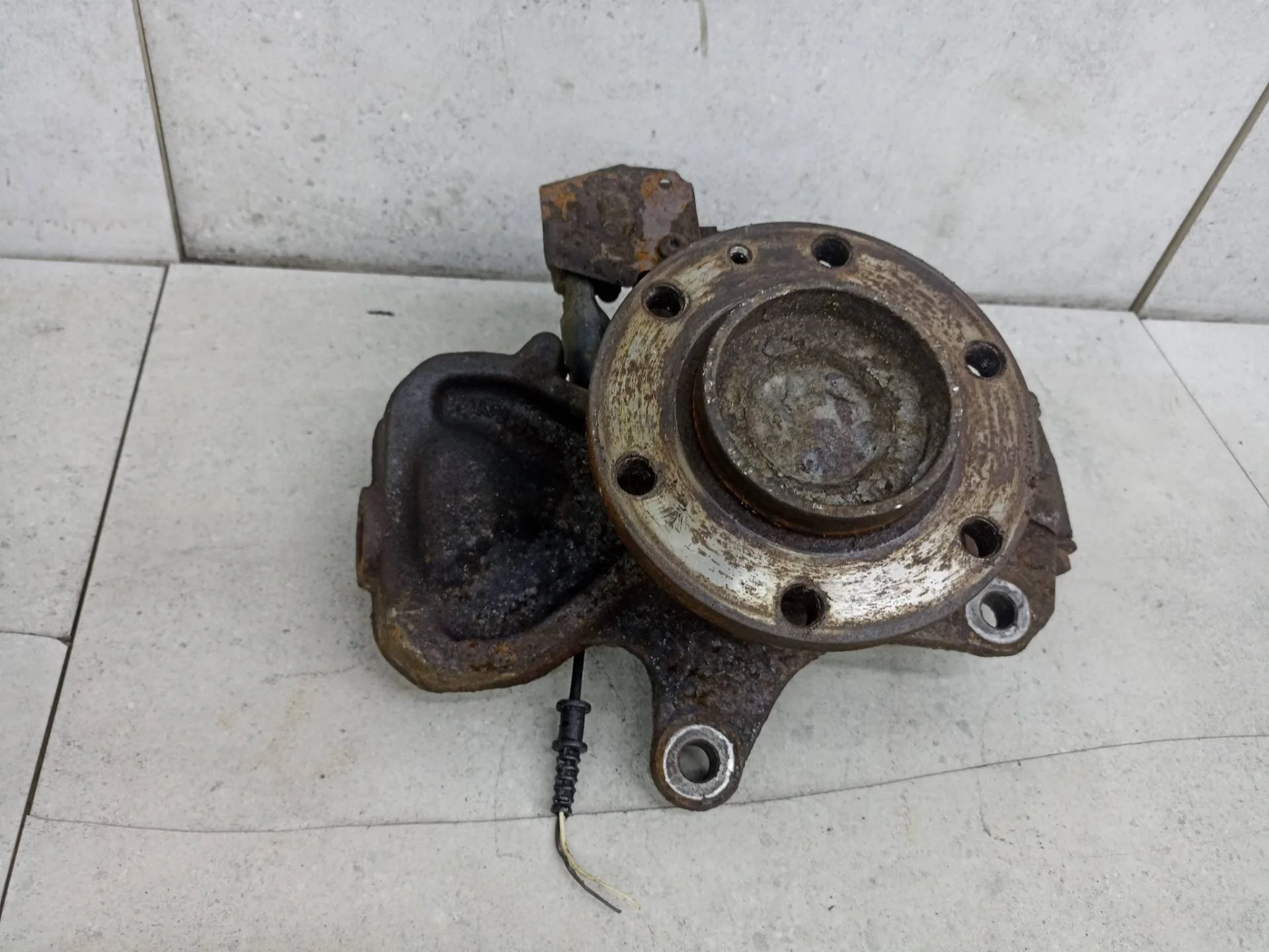 Кулак передний левый Mercedes-Benz Sprinter