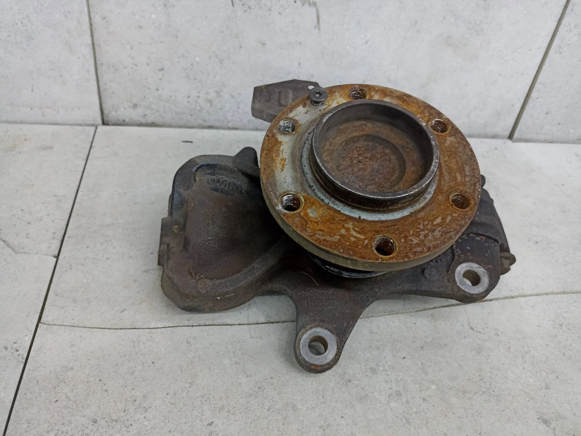 Кулак передний левый Mercedes-Benz Sprinter