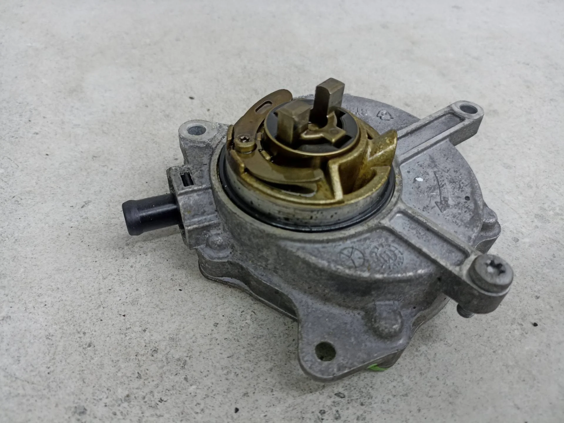 Вакуумный насос Volkswagen Golf 6 2011 06D145100H