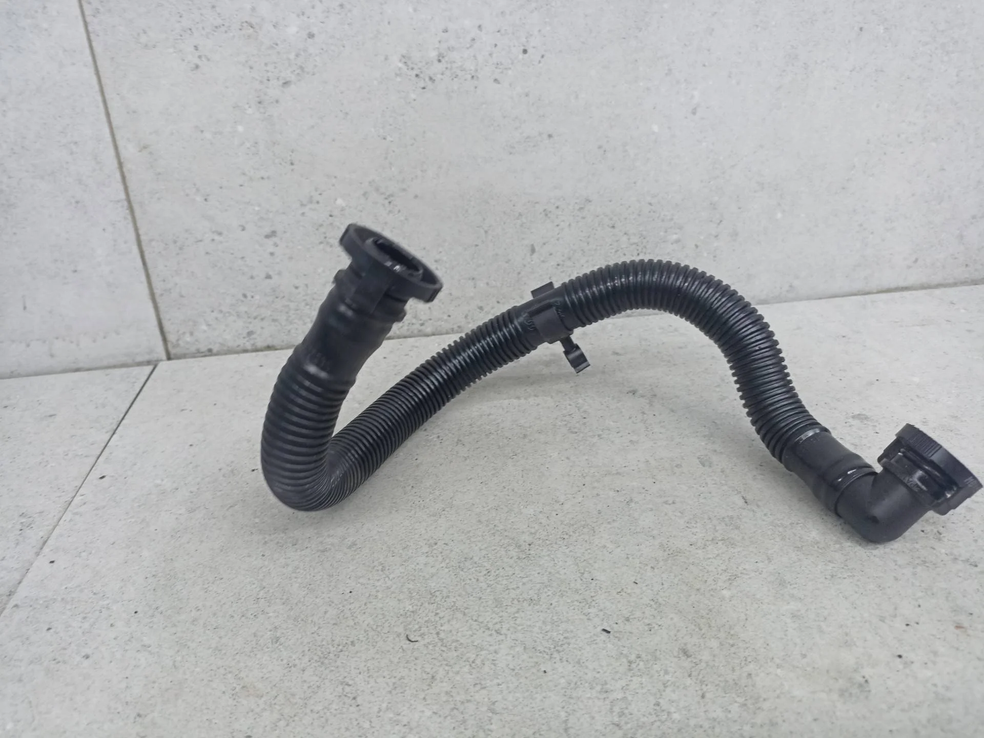 Трубка сапуна Volkswagen Golf 6 2011 06F103235