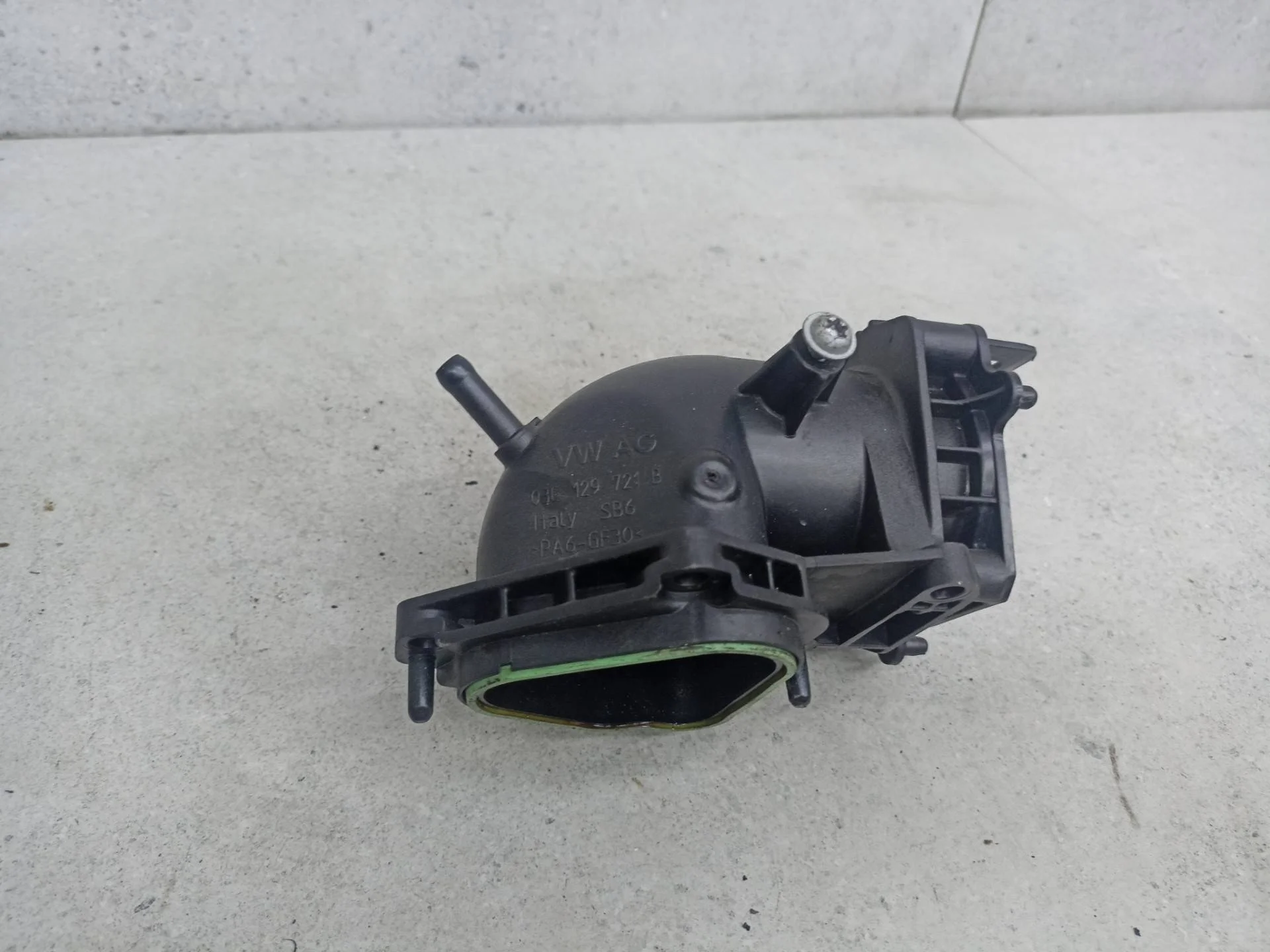 Патрубок впускного коллектора Volkswagen Golf 5