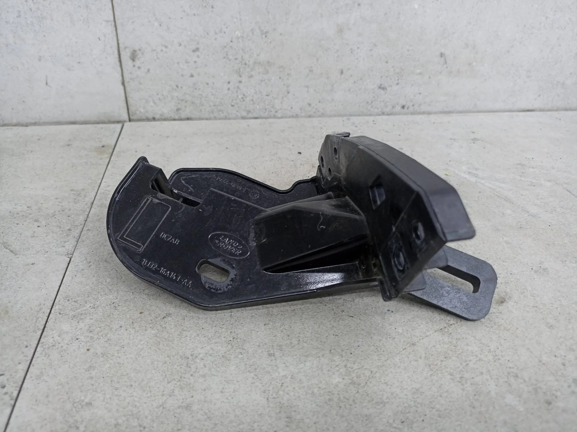 Кронштейн крыла передний левый Land Rover