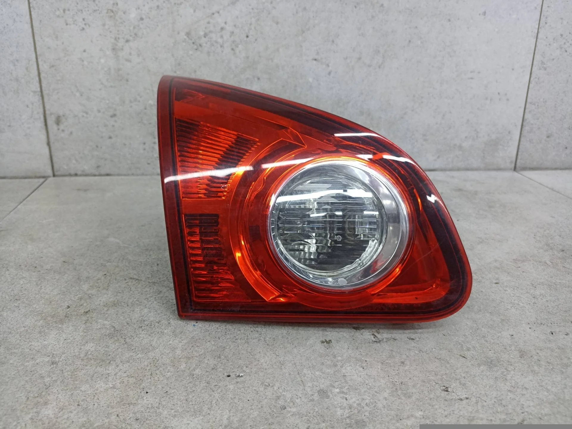 Фонарь крышки багажника левый Nissan Qashqai J10