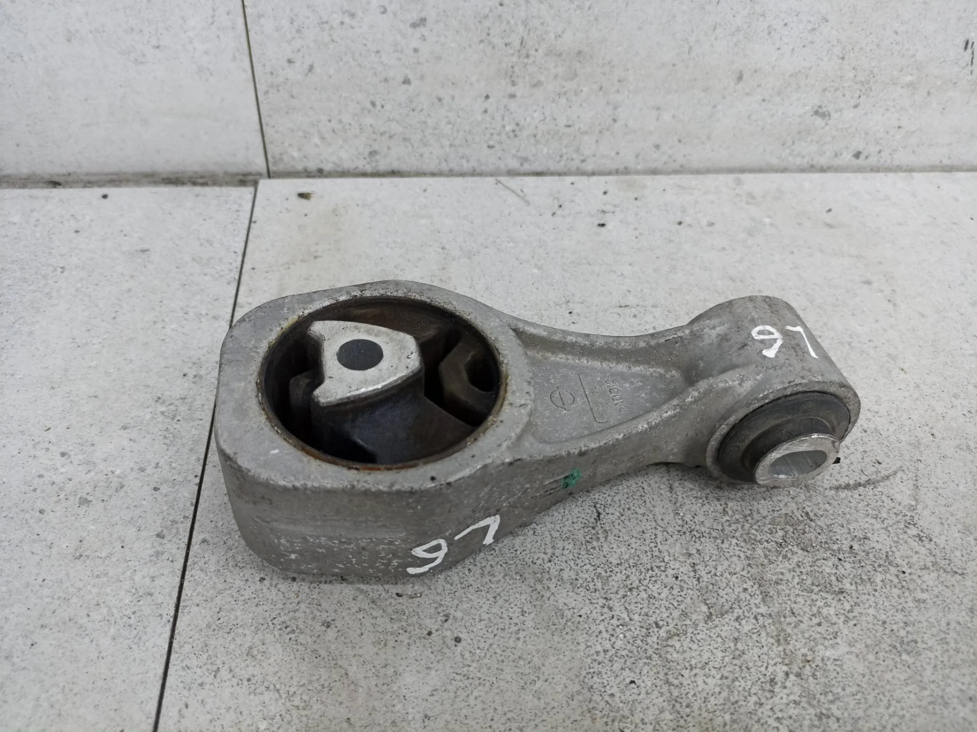 Подушка крепления двигателя задняя Nissan Juke F15