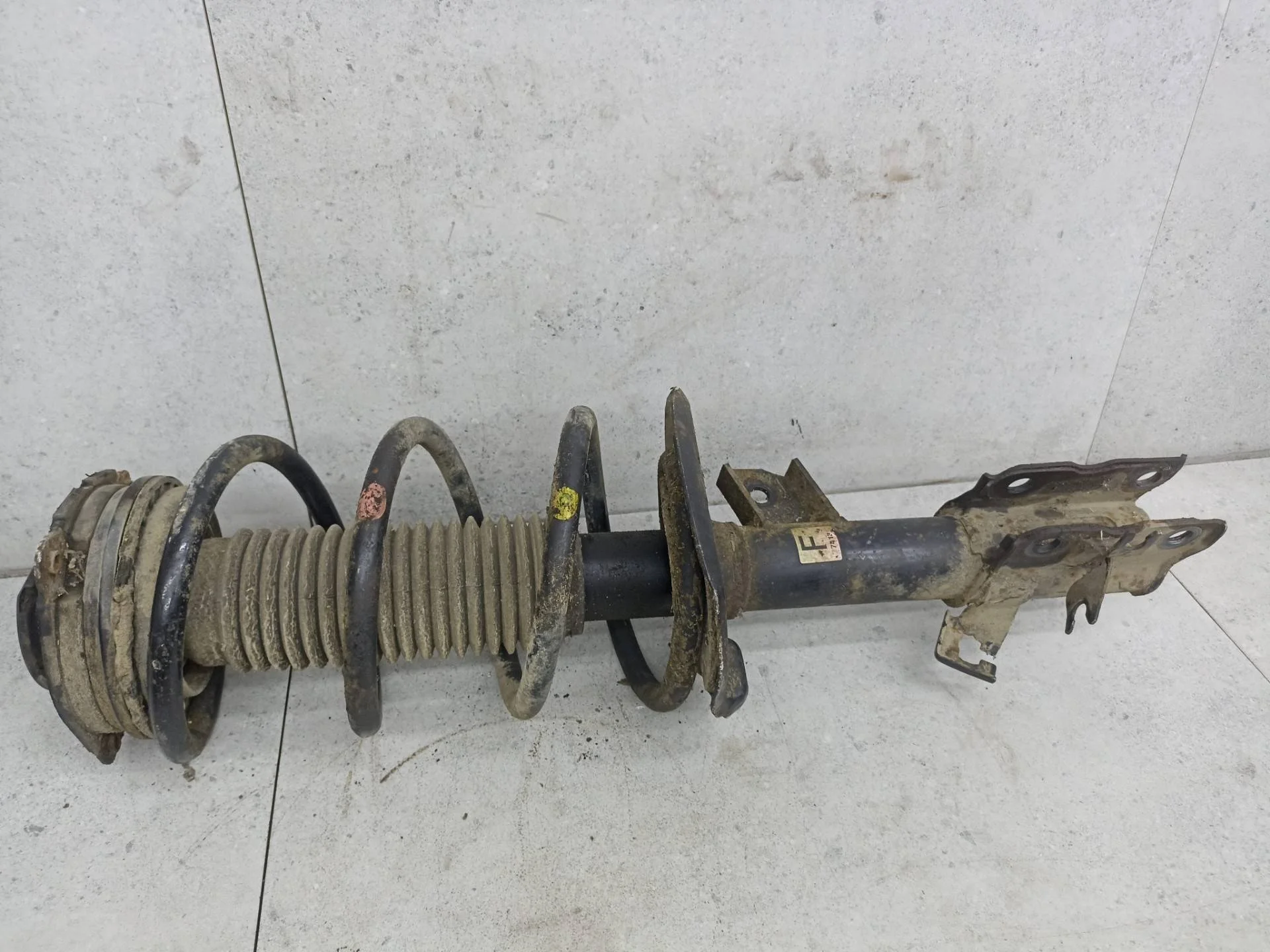 Амортизатор передний левый Nissan X-Trail T31 2009