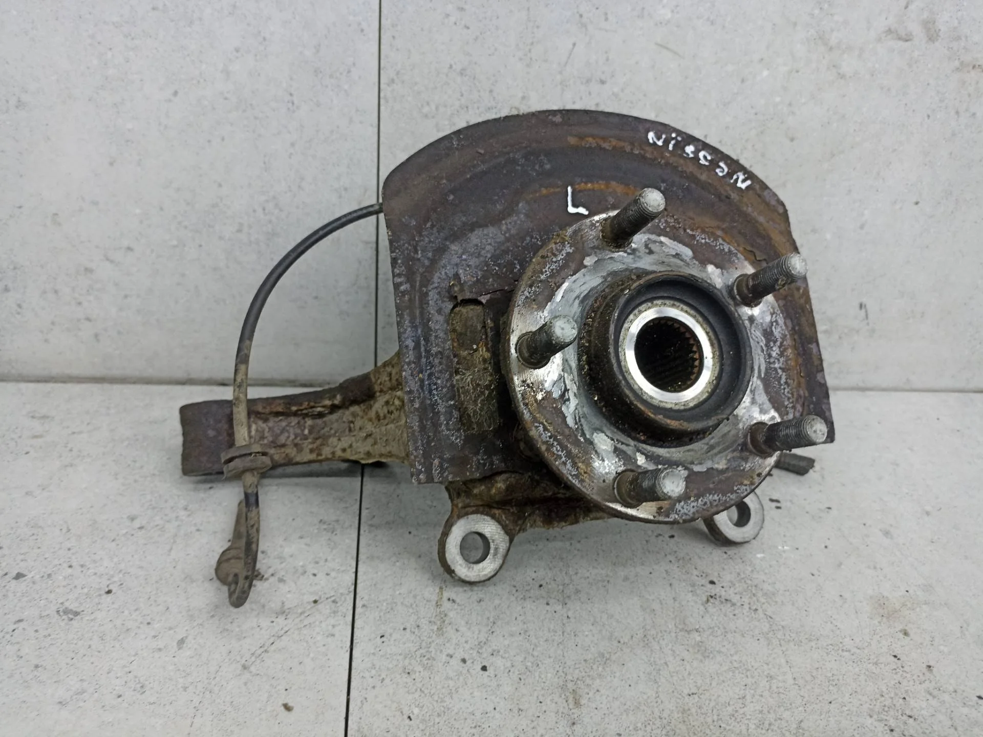 Кулак передний левый Nissan X-Trail T31 2009