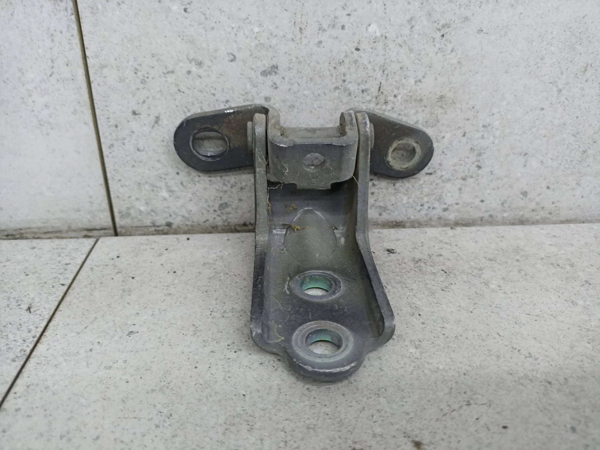 Петля двери передней правой Kia Sportage 4 рест.