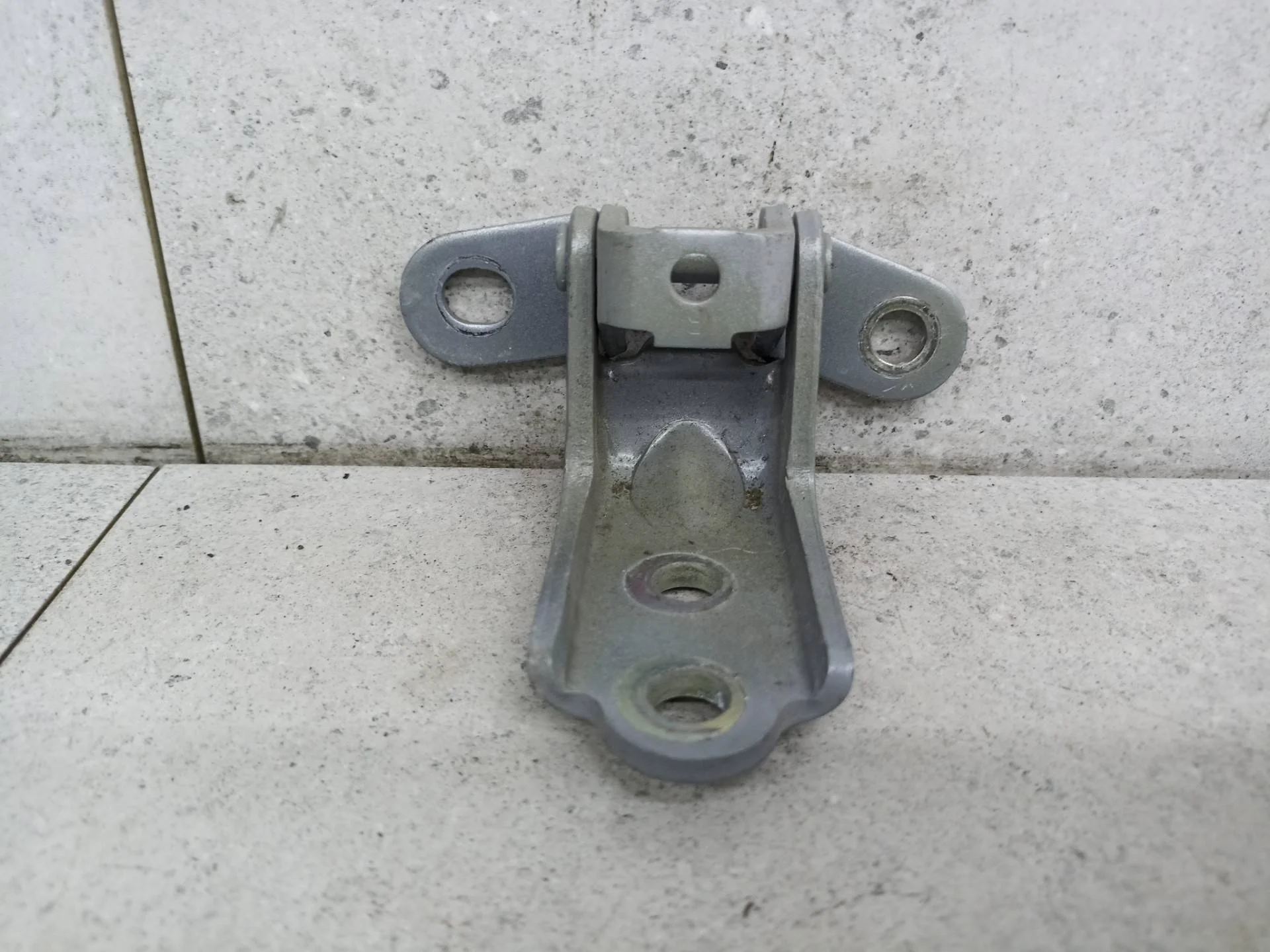 Петля двери передней правой Kia Sportage 4 рест.