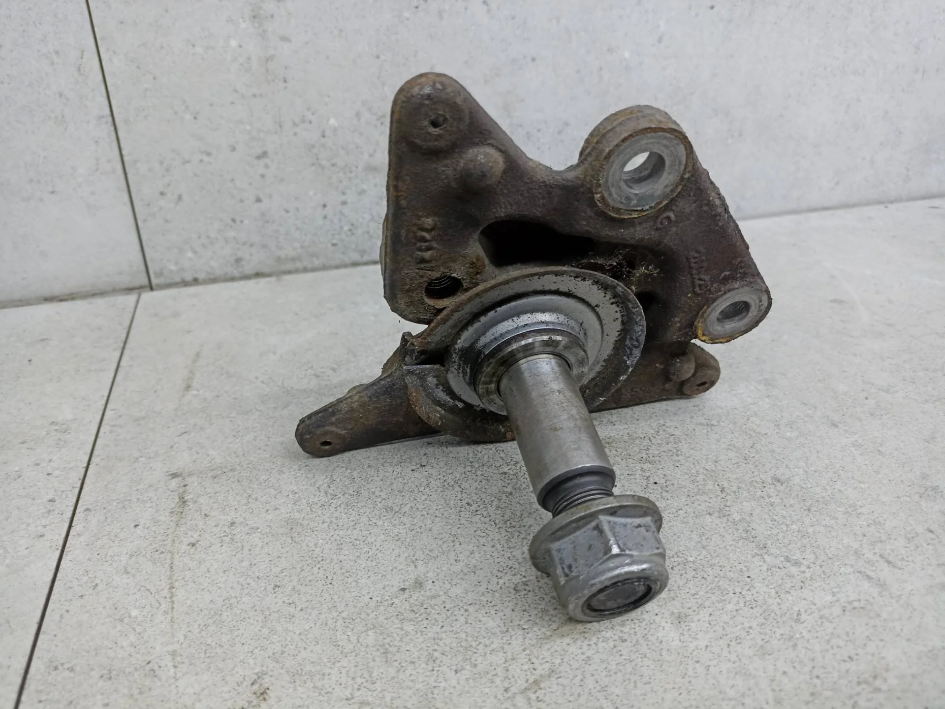 Цапфа задняя левая Renault Megane 3 2012