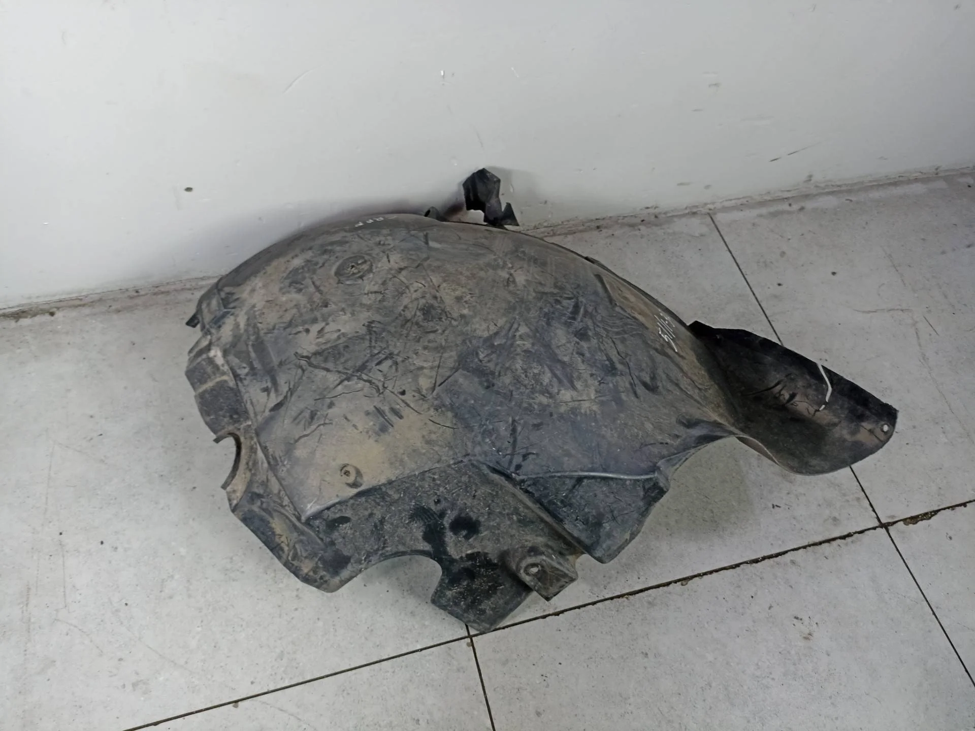 Передняя часть подкрылка переднего левого