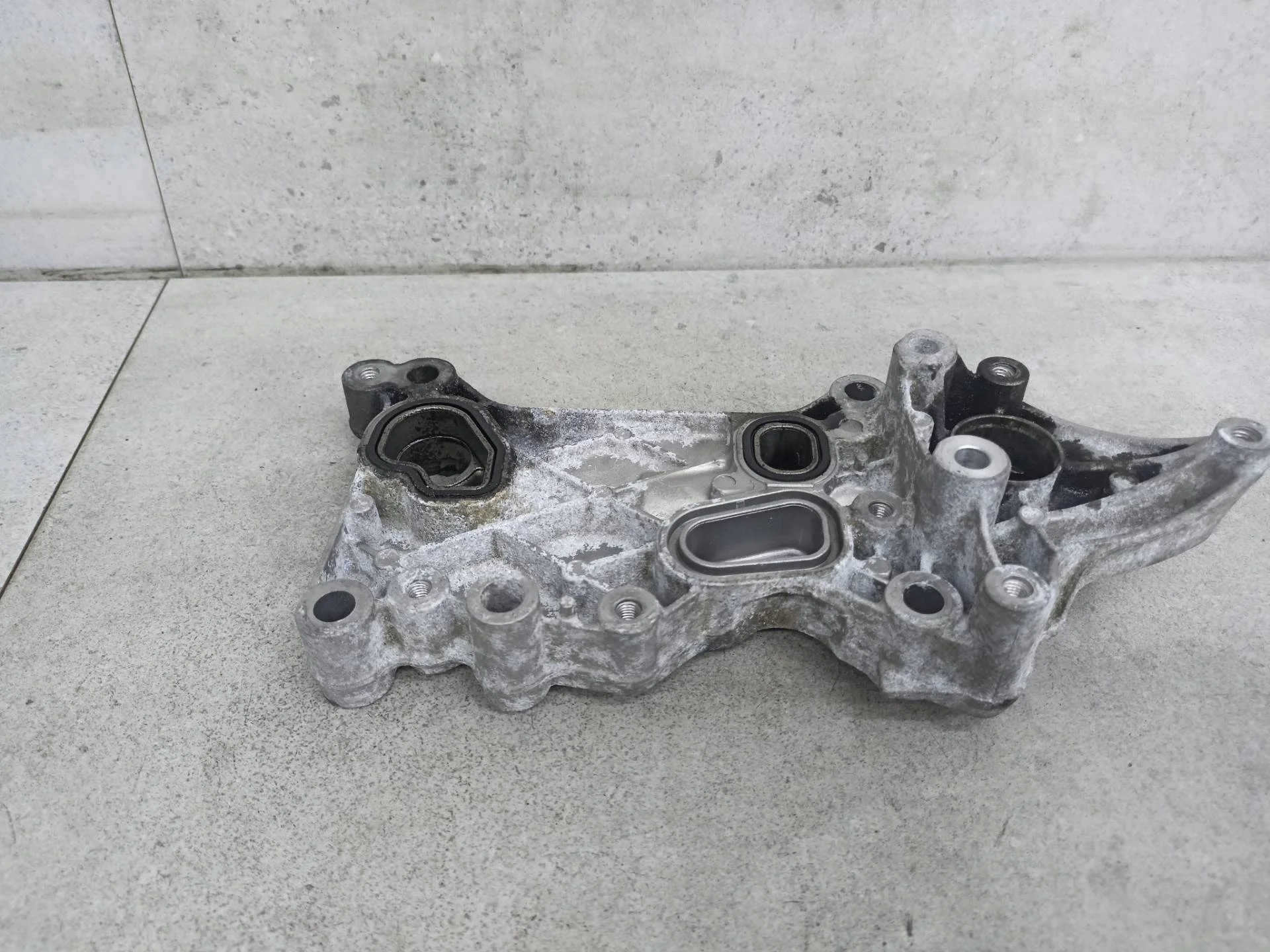 Кронштейн масляного фильтра Mercedes-Benz C253