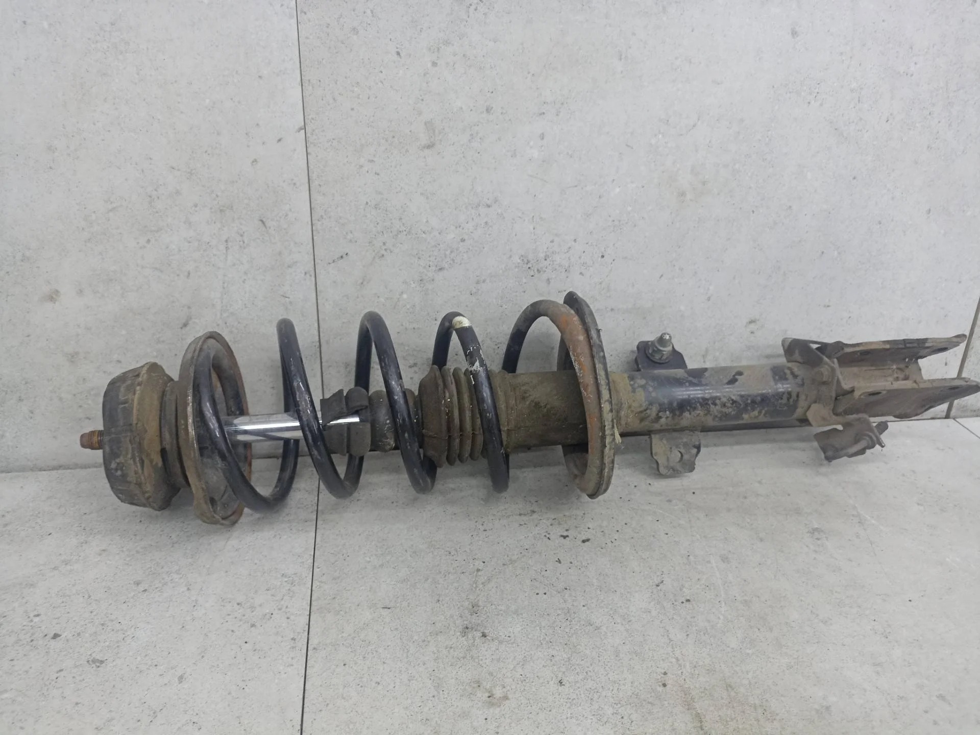 Стойка амортизатора передняя левая Renault Duster