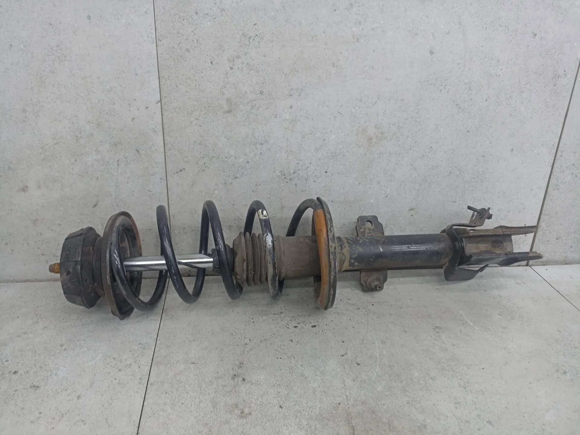 Стойка амортизатора передняя правая Renault Duster