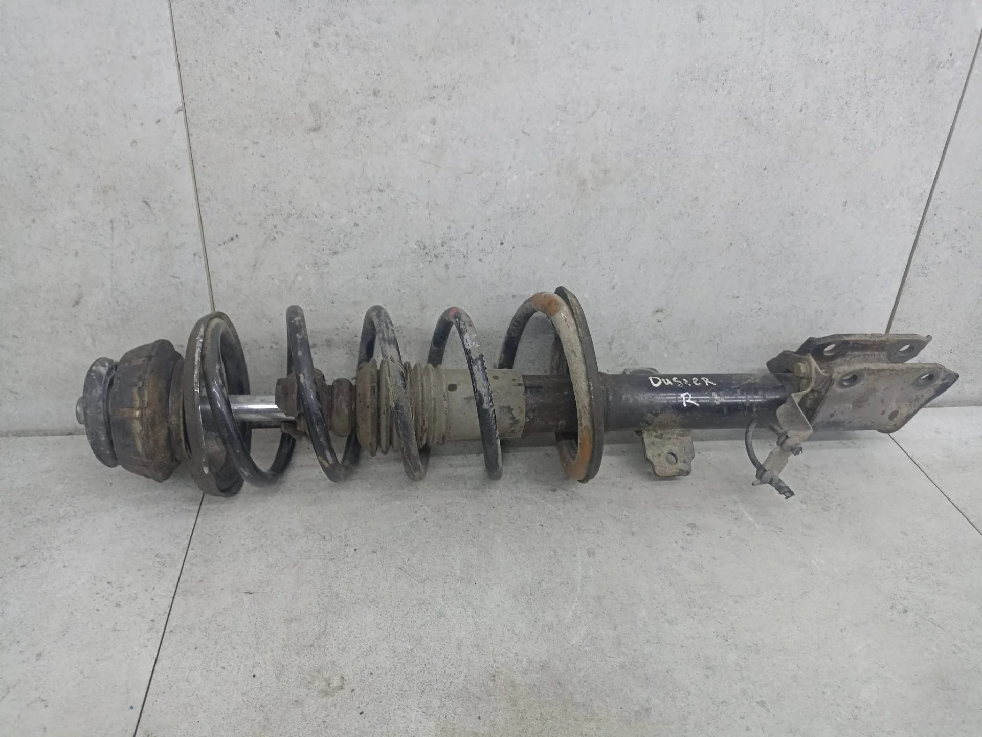 Стойка амортизатора передняя правая Renault Duster