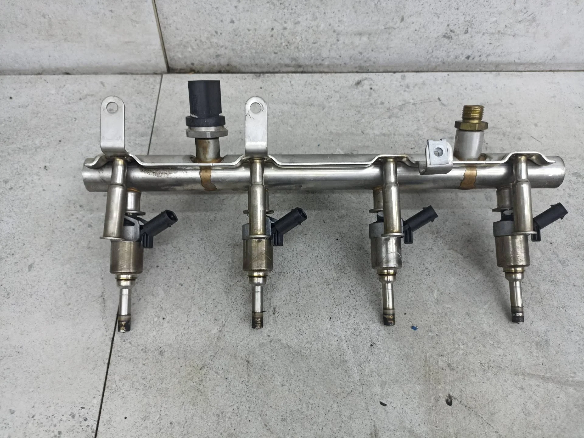 Топливная рампа Audi A4 B8 2011 06J133317M