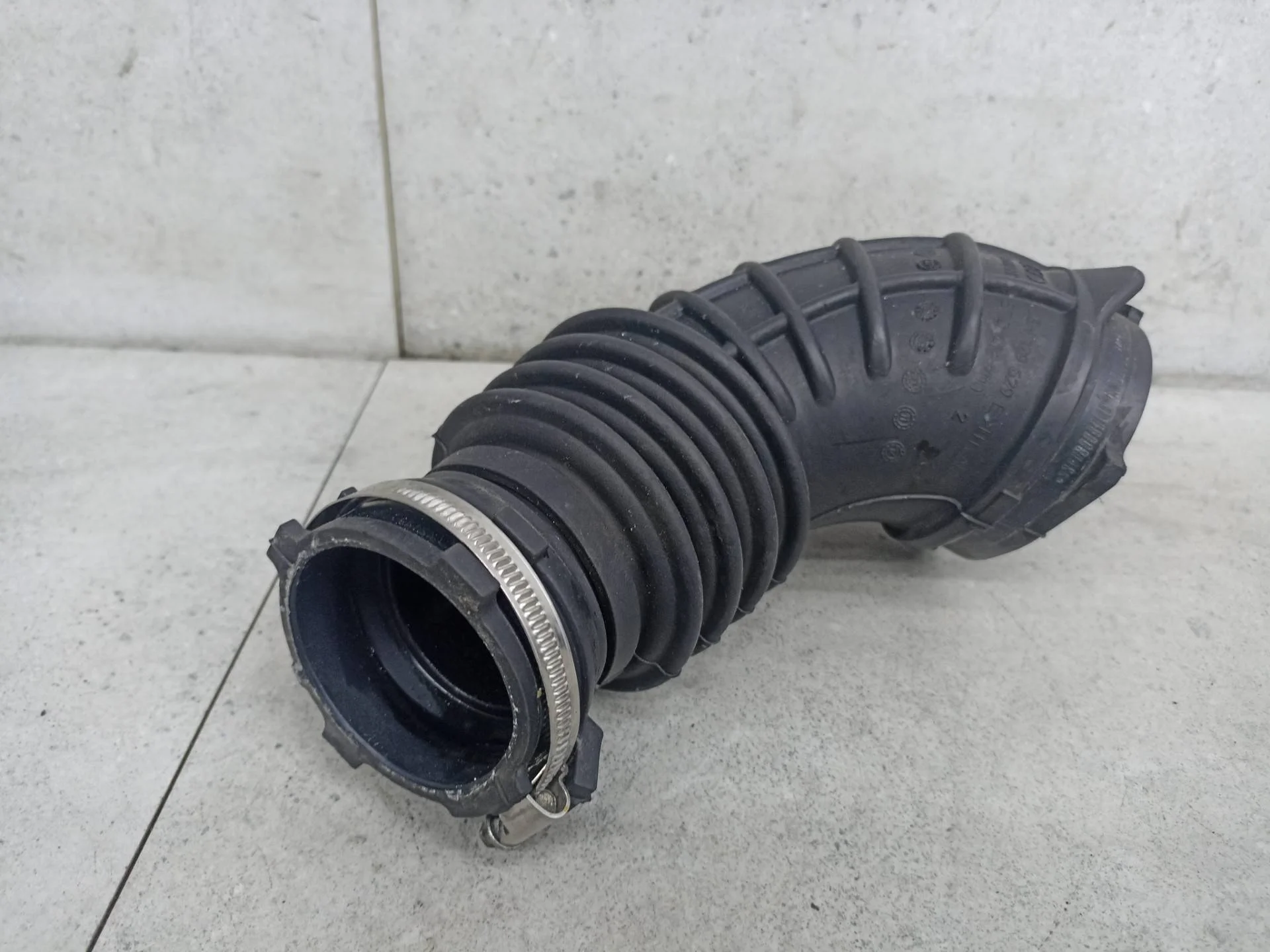 Патрубок воздушного фильтра Audi A4 B8 2011