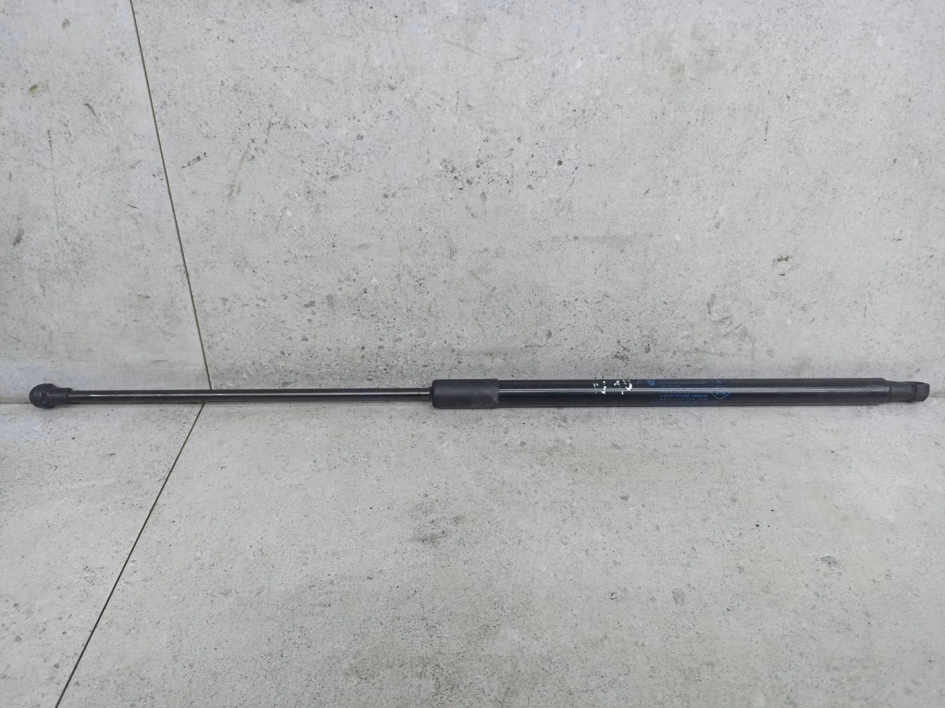 Амортизатор капота Renault Duster 2012 654712943R