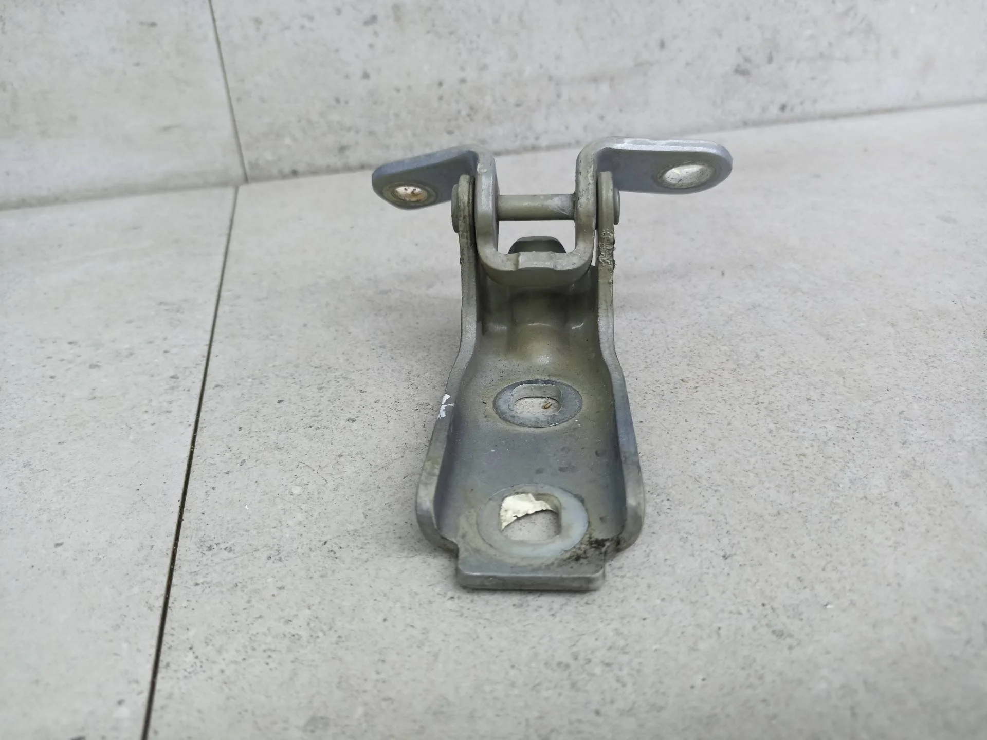 Петля двери передней правой Chevrolet Cruze 2010